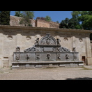 Der Brunnen „Pilar de Carlos V“ vor der Puerta de la Justicia der Alhambra
